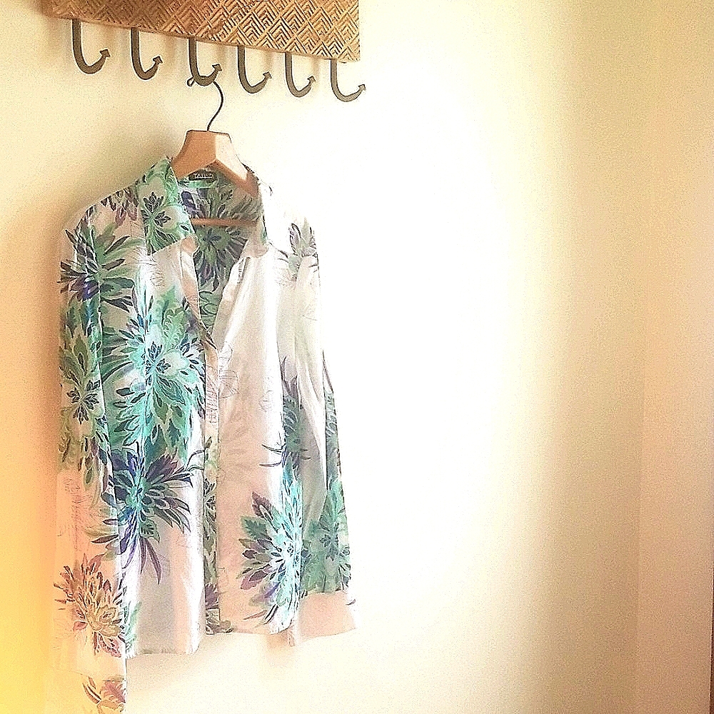 Tahari button down shirt. Perfect condition.